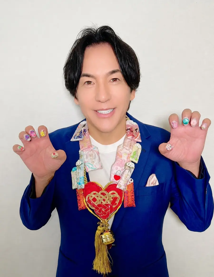青いスーツ姿の縁結び士 結太朗さん
