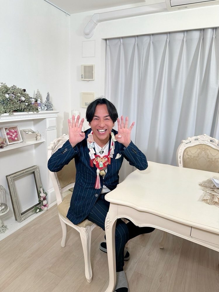 サロンでおむすびパワーのポーズをとる縁結び士 結太朗