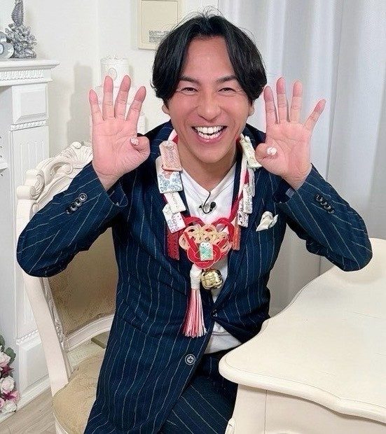 サロンで笑顔を見せる縁結び士 結太朗